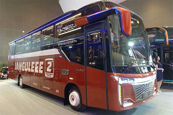 20260701-4mercedes-benz-bus.jpg