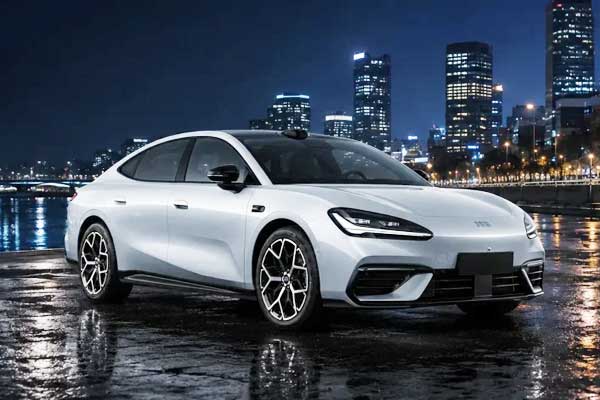 20260731-4geely-pamer-sedan-listrik-sport.jpg