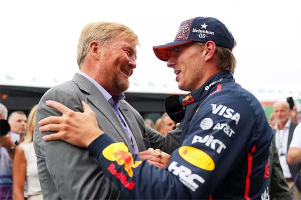 20260817-2serahkan-trofi-gp-belanda-f1.jpg